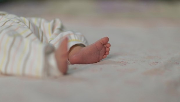 Θεσσαλονίκη: Αγρια κακοποίηση βρέφους από τη μητέρα τους – Του προκάλεσε μόνιμη αναπηρία και καταδικάστηκε σε 3 χρόνια με αναστολή