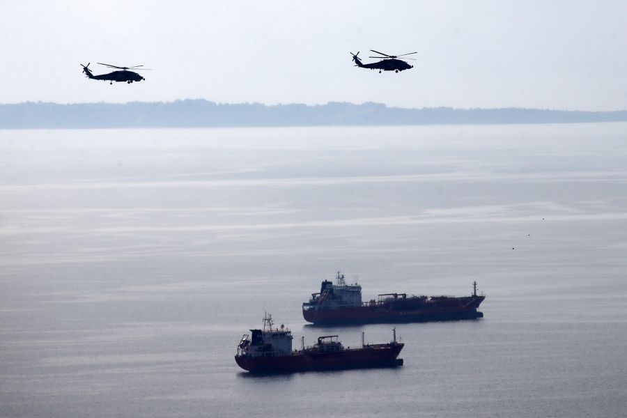 Στρατιωτικά ελικόπτερα πάνω από πλοία