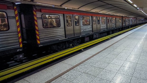 Εκκενώθηκε συρμός του μετρό στο Μοναστηράκι - Άρχισε να βγάζει καπνούς
