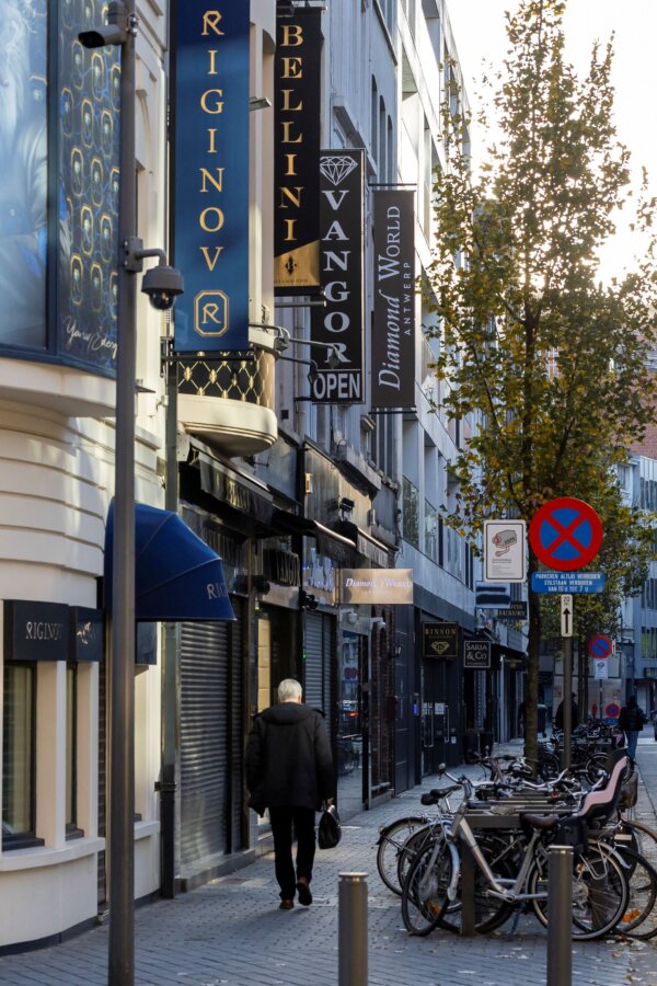 Ληστεία στο Λούβρο: Αναζητώντας τα κοσμήματα του Ναπολεόντα στους διαδρόμους του υποκόσμου στην Αμβέρσα