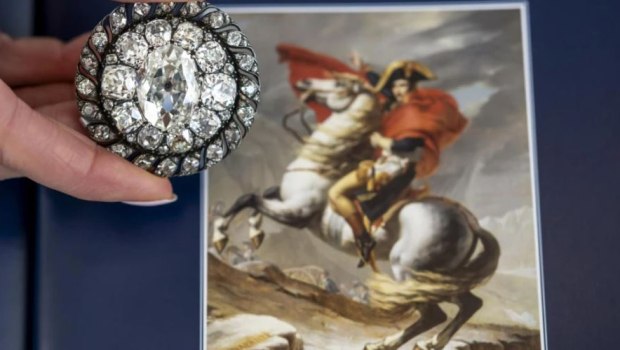 Ελβετία: Για 3,79 εκατ. ευρώ πουλήθηκε διαμαντένια καρφίτσα του Ναπολέοντα σε δημοπρασία στη Γενεύη