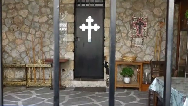 «Συνέχεια την ενοχλούσε, ήθελε λεφτά» - Συγκλονίζουν μάνα και κόρη της καρκινοπαθούς που δώρισε χρήματα στον ψευτο-ιερέα