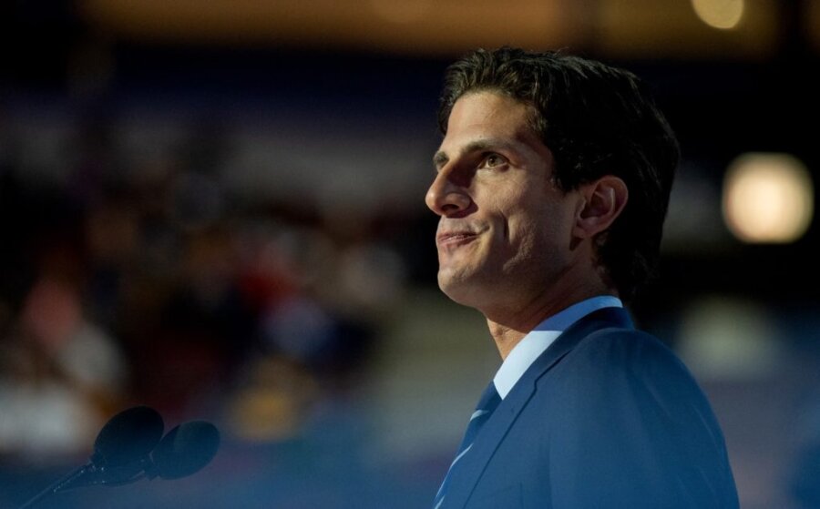 Η μεγάλη επιστροφή της οικογένειας Κένεντι:  Ο εγγονός του JFK που δεν θέλει να ξαναδεί τον Τραμπ στον Λευκό Οίκο