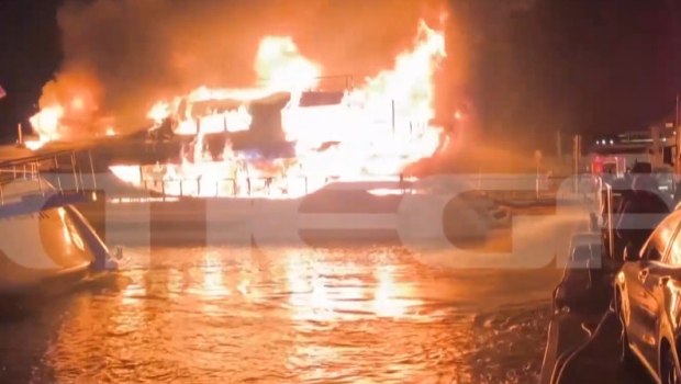 Βυθίστηκαν τρία σκάφη στη Μαρίνα Ζέας μετά από φωτιά