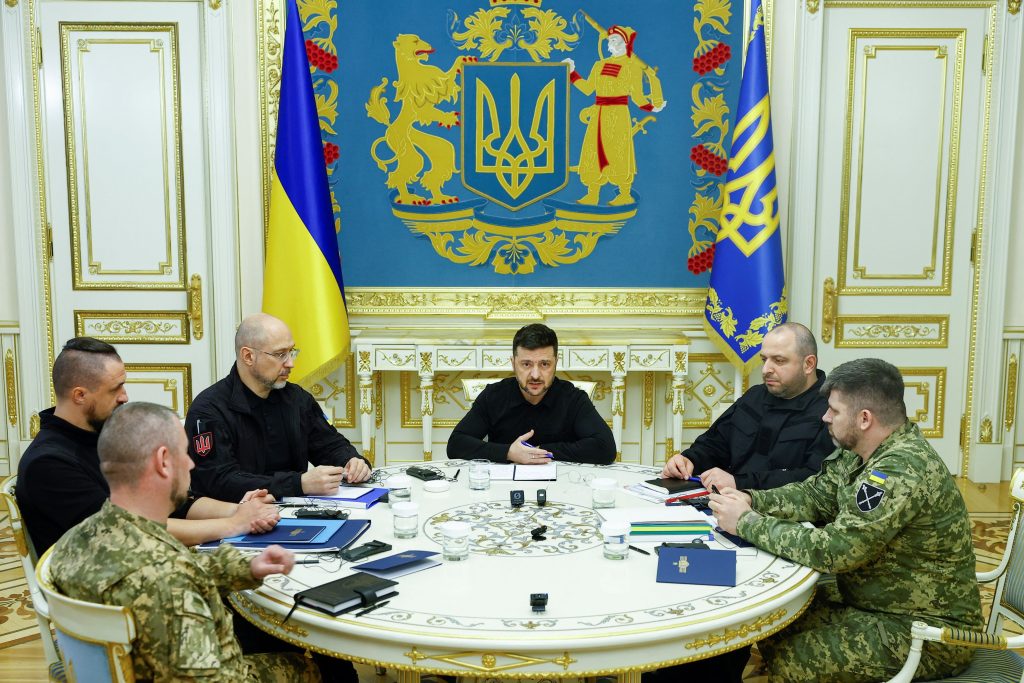 Ο Ζελένσκι στο καναβάτσο: Οι Ρώσοι έρχονται, οι Ουκρανοί φεύγουν, η αμφισβήτηση εντείνεται