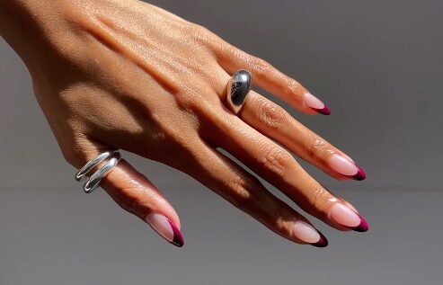 Το βουργουνδί γαλλικό μανικιούρ θα είναι η νο1 επιλογή μας για τους επόμενους μήνες