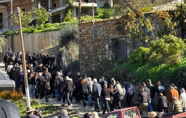 Αχαΐα: Θρήνος στην κηδεία του μικρού Ανδρέα - «Πού είσαι αγάπη μου;» φώναζε η μητέρα του