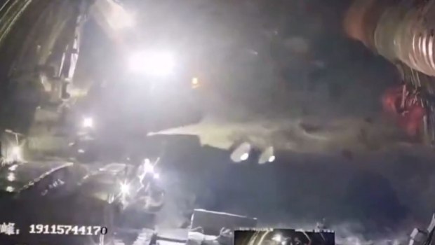 Κίνα: Εργάτες σε τούνελ τρέχουν να σωθούν από αστραπιαία πλημμύρα - Κατάρρευση γέφυρας [βίντεο]