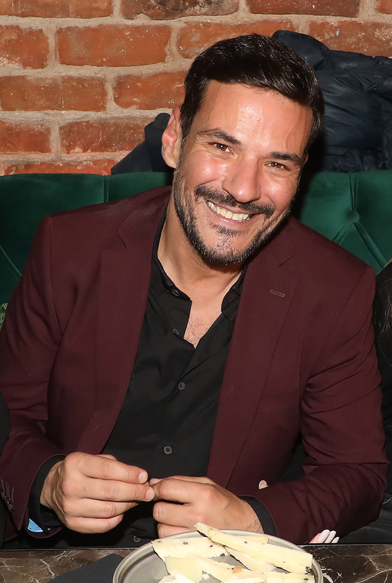 Ποιος είναι πραγματικά ο Κώστας Τσουρός; - Η νοσηλεία λόγω πανικού και πώς έφτασε στην κορυφή της τηλεόρασης