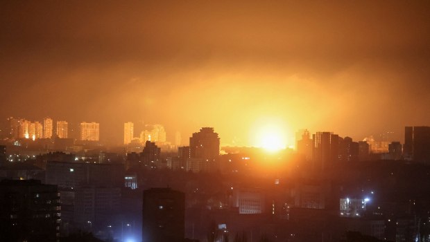 Ουκρανία: Ένας νεκρός και τουλάχιστον 15 τραυματίες από το ρωσικό σφυροκόπημα του Κιέβου