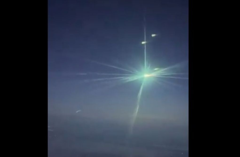 Μοναδικό θέαμα σε πτήση: Λαμπερή «μπάλα φωτιάς» αιχμαλώτισε τα βλέμματα – Δείτε το viral βίντεο