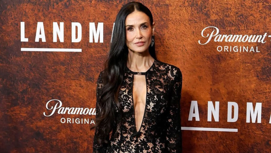 Demi Moore: Η εμφάνιση που έκλεψε τις εντυπώσεις με δαντελένιο φόρεμα Gucci