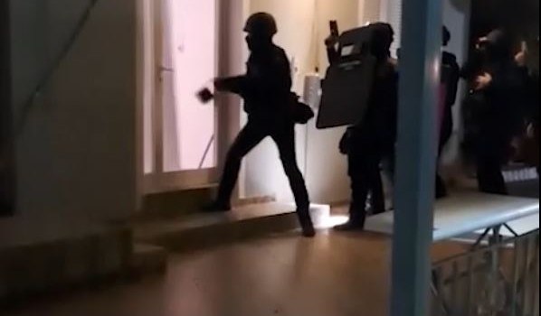 Νέο βίντεο από την επιχείρηση της ΕΛ.ΑΣ. σε σπίτια σπείρας που έβγαλε εκατομμύρια από απάτες