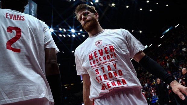 Με μπλουζάκια Έβανς στο ζέσταμα οι παίκτες του Ολυμπιακού - «Ποτέ μη χάνεις την ελπίδα, μείνε δυνατός»