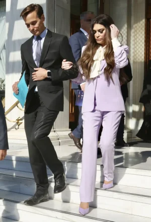 Κίμπερλι Γκίλφοϊλ: Η νέα της εμφάνιση με λιλά κοστούμι στο συνέδριο Greece Talks στο ξενοδοχείο Μεγάλη Βρεταννία