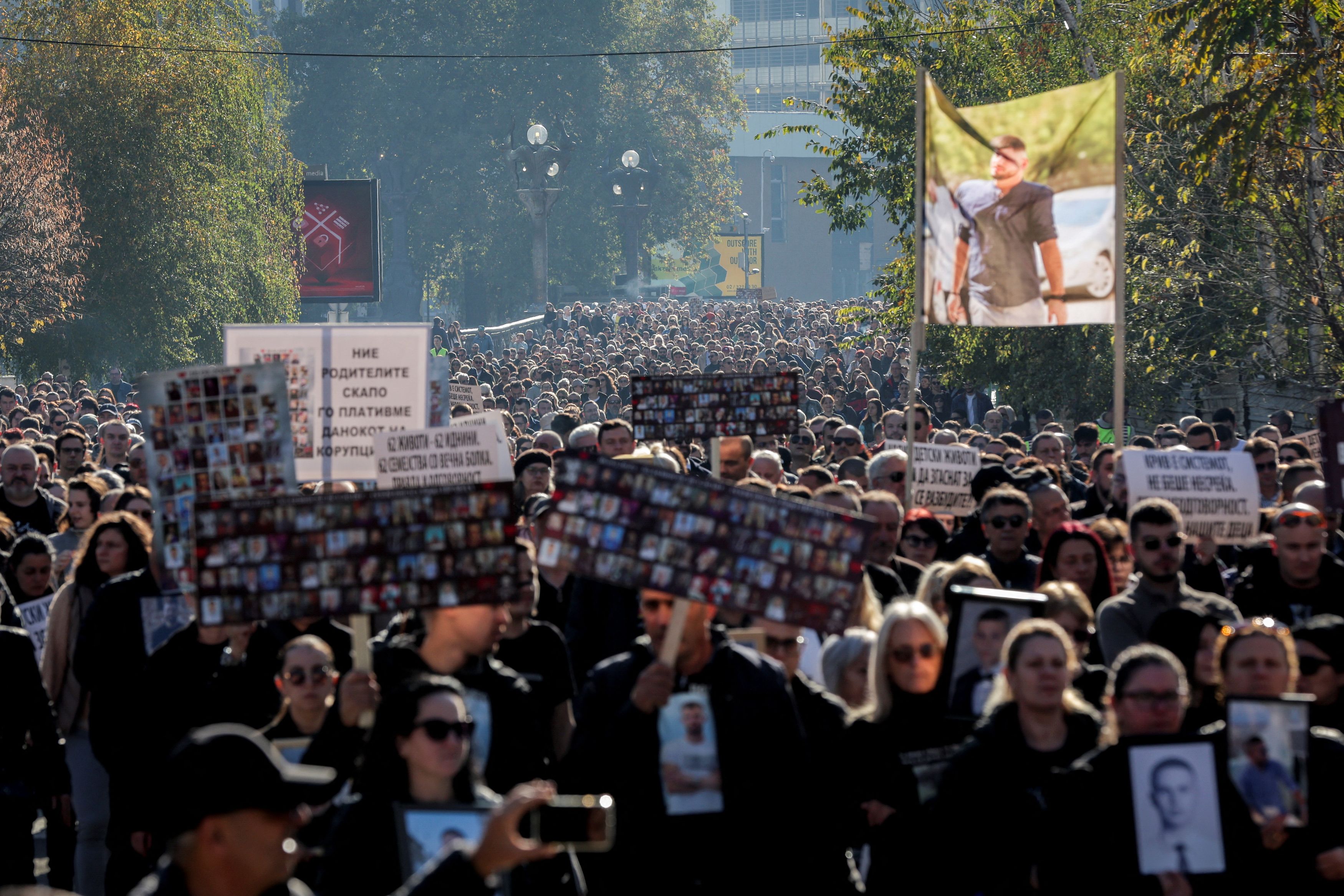 Σκόπια: Μεγάλη διαδήλωση εν όψει της δίκης για τη θανατηφόρα πυρκαγιά σε νυχτερινό κέντρο στην Κότσανη