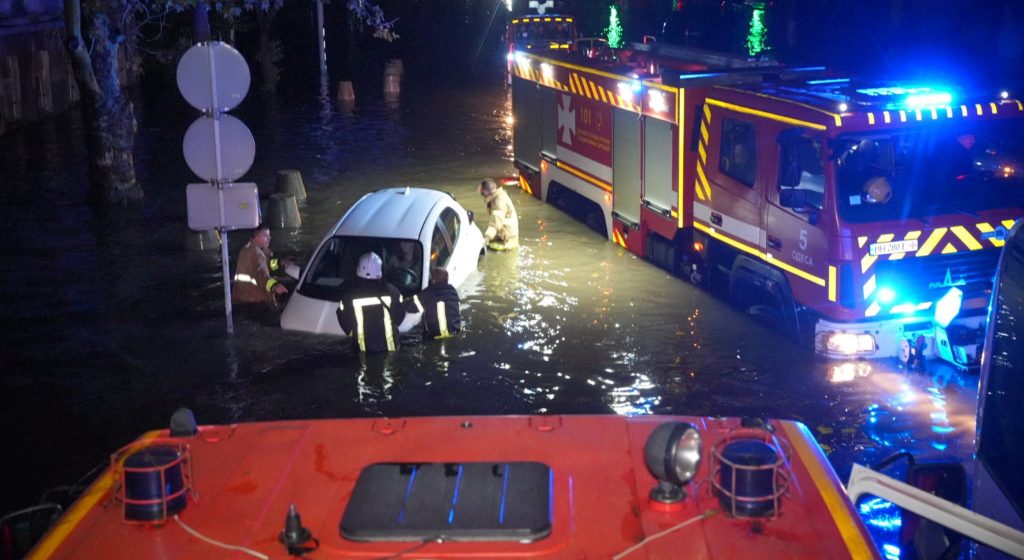 Διασώστες σε πλημμύρα Οδησσού
