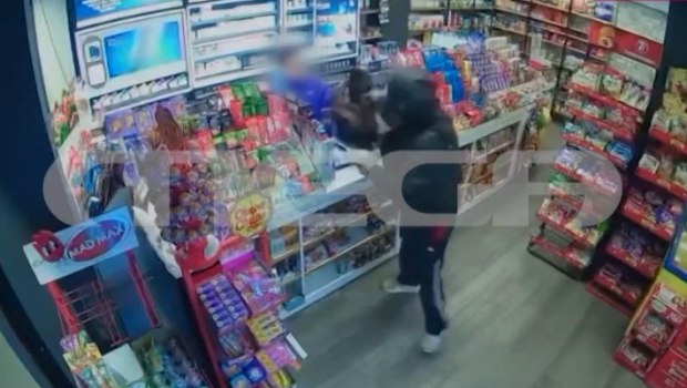 Καρέ καρέ ληστεία σε μίνι μάρκετ στο Ίλιον – Απείλησε την υπάλληλο με όπλο και άρπαξε χρήματα