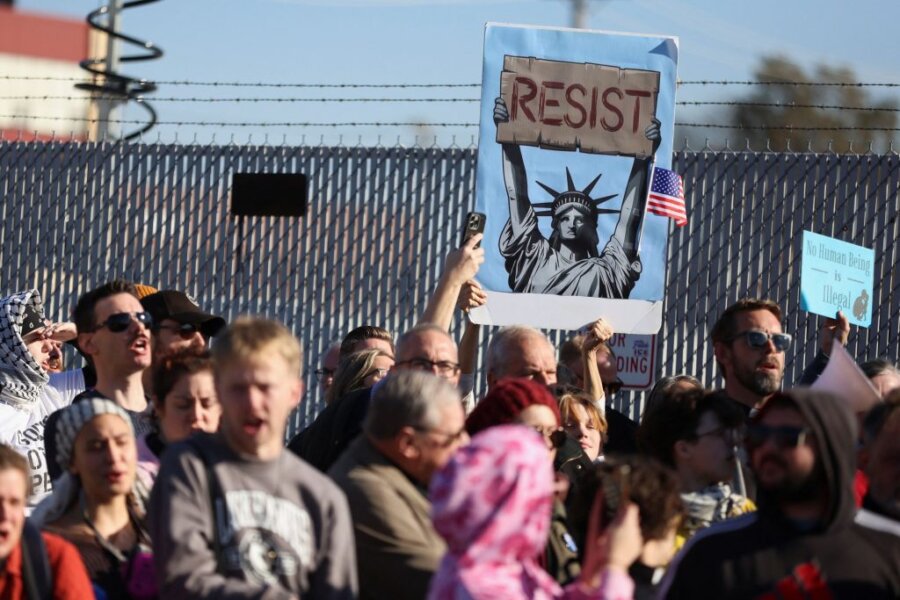 ΗΠΑ: Το “Charlotte’s Web” φουντώνει τη σύγκρουση για τη μετανάστευση – Σε τεντωμένο σχοινί η Βόρεια Καρολίνα