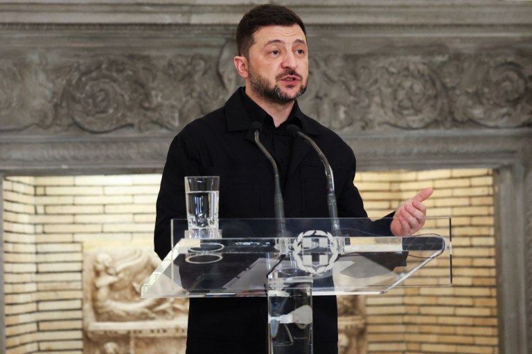 εικόνα που δείχνει τον Βολοντίμιρ Ζελένσκι κατά τη συνέντευξη Τύπου μετά τη συνάντηση με τον Κυριάκο Μητσοτάκη