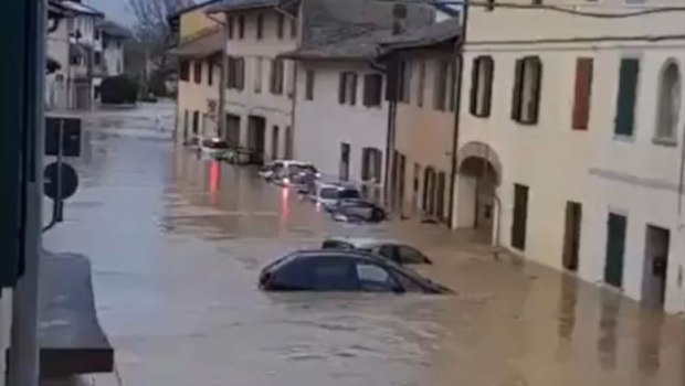 Κακοκαιρία στην Ιταλία: Υπερχείλιση χειμάρρου - Kάτοικοι ανέβηκαν στις στέγες των σπιτιών για να σωθούν