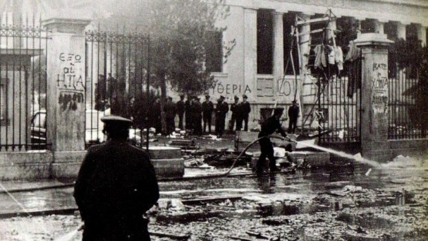 «Ήταν αυθόρμητη κίνηση»: Η συγκλονιστική περιγραφή του φοιτητή που έκλεισε τις πλαϊνές πόρτες του Πολυτεχνείου