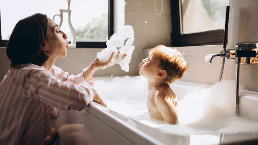 Κάθε πότε πρέπει να κάνουν μπάνιο τα παιδιά; Η πραγματική απάντηση που δίνουν οι παιδίατροι