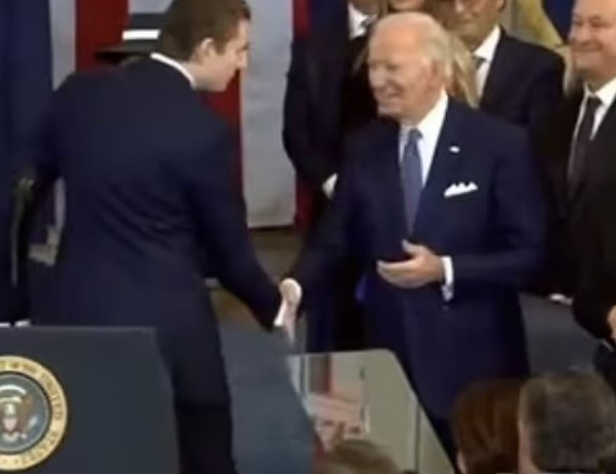 Λύθηκε το μυστήριο: Αυτό ψιθύρισε ο Μπάρον Τραμπ στον Τζο Μπάιντεν την ημέρα της ορκωμοσίας Τραμπ
