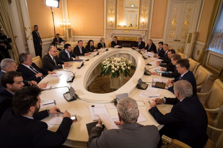 Έσπευσε να διαψεύσει τον Τσίπρα για τη συνάντηση με τον Μεντβέντεφ ο Λαφαζάνης, αλλά… μία εικόνα 1000 λέξεις