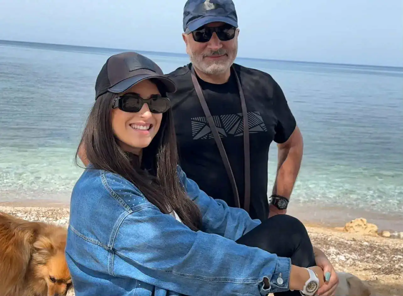 Γιώργος Πατούλης – Νάνσυ Κοιλού: Οικογενειακή βόλτα στη θάλασσα με τον 9 μηνών γιο τους