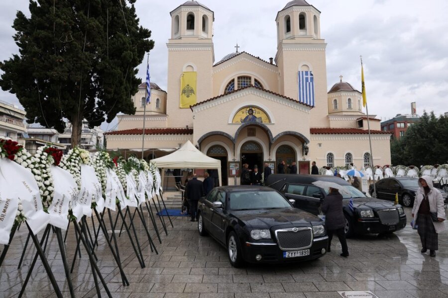 Θεσσαλονίκη: Σε κλίμα συγκίνησης το τελευταίο αντίο στον Δημήτρη Σταμάτη – Ποιοι παρευρέθηκαν