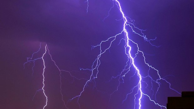 Κακοκαιρία στην Ήπειρο: Κεραυνός χτύπησε σπίτι στα Ιωάννινα και εγκλωβίστηκαν άτομα στη Κόνιτσα