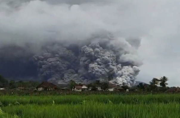 Συναγερμός στην Ινδονησία: Μεγάλη έκρηξη στο ηφαίστειο Semeru – Απομακρύνονται οι πολίτες λόγω αυξημένου κινδύνου (βίντεο)