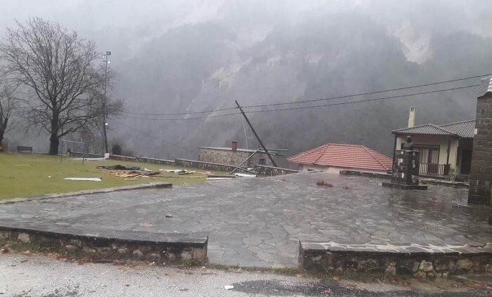 εικόνα που δείχνει το χωριό Μελισσουργοί στα Τζουμέρκα, στο οποίο προκλήθηκαν σοβαρές ζημιές από την κακοκαιρία