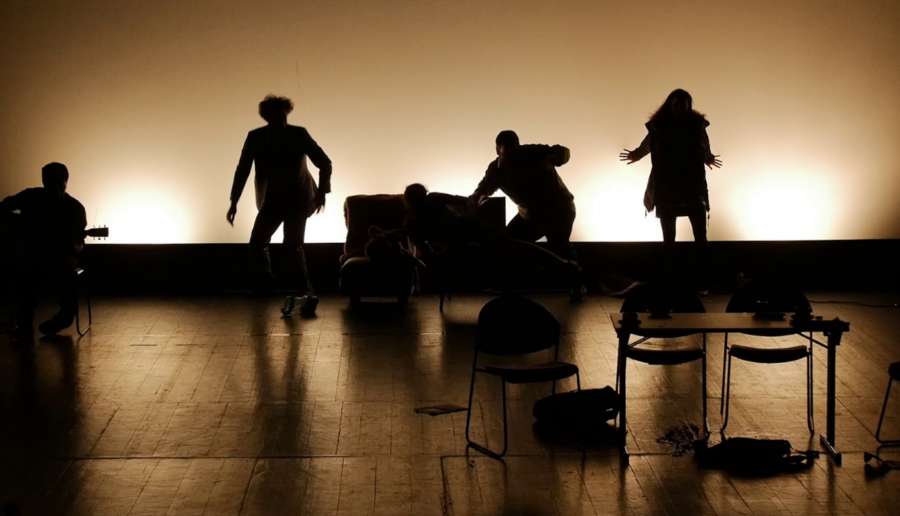 «Η Φαλακρή Τραγουδίστρια» του Ευγένιου Ιονέσκο επιστρέφει στη Θεσσαλονίκη στο θέατρο Αμαλία