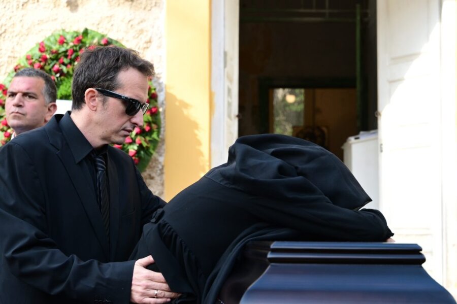 Το τελευταίο αντίο στον Αλέκο Φλαμπουράρη – Συγκλονίζει το μήνυμα της συζύγου του