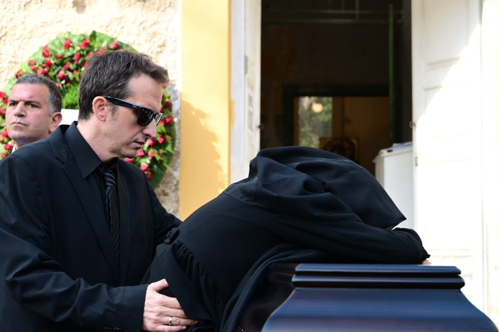 Το τελευταίο αντίο στον Αλέκο Φλαμπουράρη – Συγκλονίζει το μήνυμα της συζύγου του