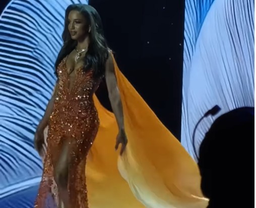 Απίστευτο στιγμιότυπο στο Miss Universe 2025: Η στιγμή της «εξαφάνισης» διαγωνιζόμενης από το catwalk (video)