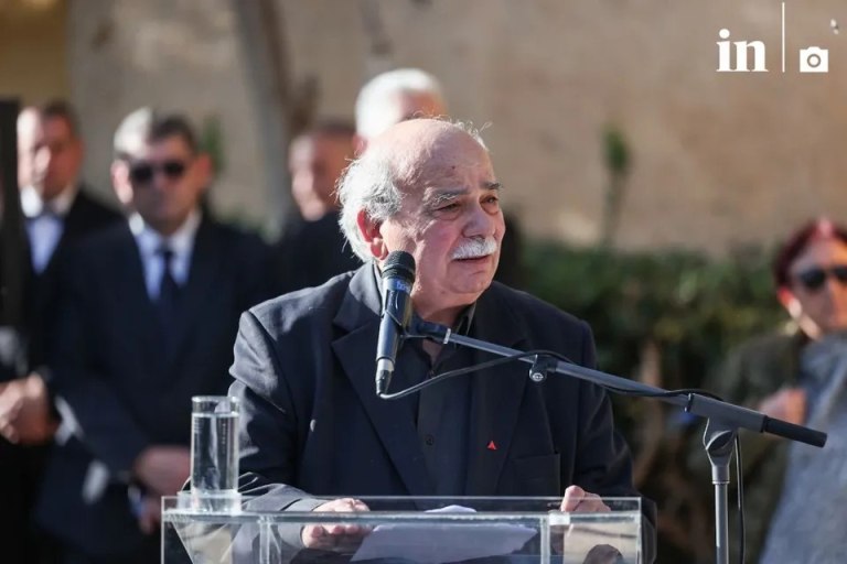 φωτογραφία στην οποία απεικονίζεται ο Νίκος Βούτσης κατά τη διάρκεια της εκφώνησης του επικήδειου για τον Αλέκο Φλαμπουράρη