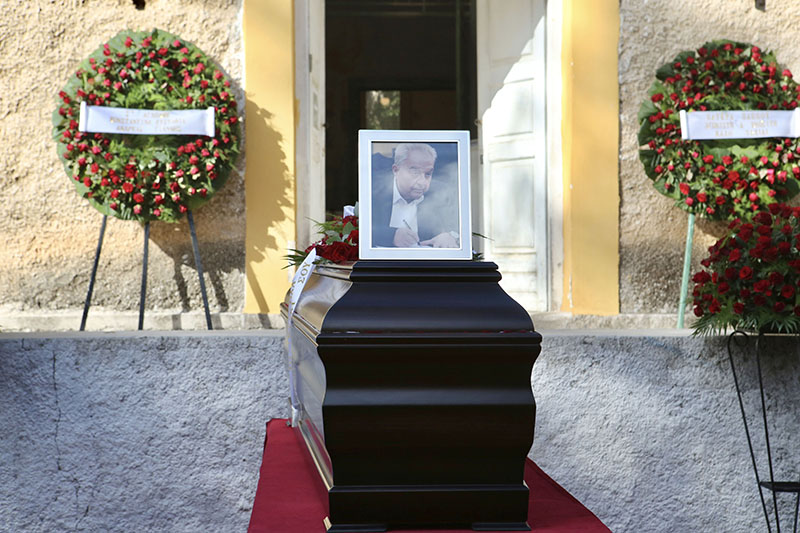 Αλέκος Φλαμπουράρης: Τραγική φιγούρα η σύζυγός του, Εύη Φλαμπουράρη - Σπάραζε πάνω από το φέρετρο