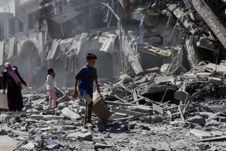 Παιδιά στα ερείπια Γάζας