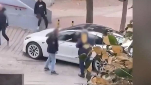 Οδηγοί έτοιμοι να πιαστούν στα χέρια – Άγριοι καυγάδες με το παραμικρό στους δρόμους