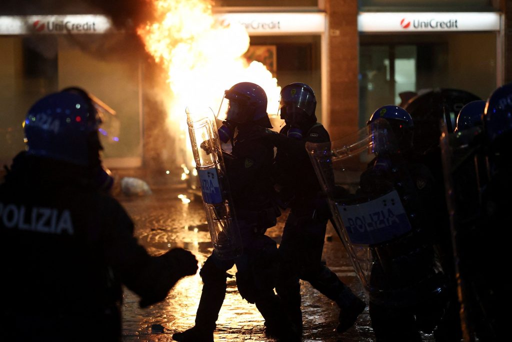 Σοβαρά επεισόδια στη Μπολόνια για τον αγώνα της Βίρτους με την Μακάμπι Τελ Αβίβ – Τραυματίστηκαν αστυνομικοί