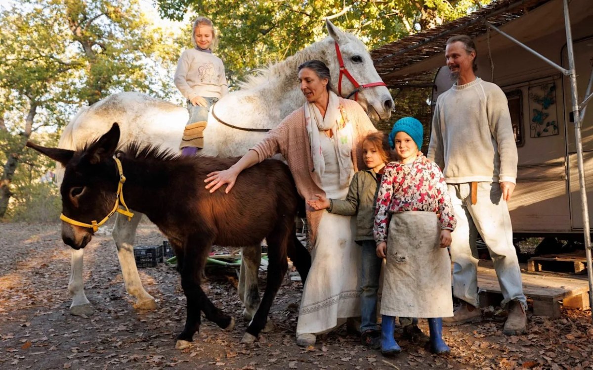Θύελλα αντιδράσεων μετά την απομάκρυνση των παιδιών της οικογένεια που ζούσε απομονωμένη σε δάσος στην Ιταλία