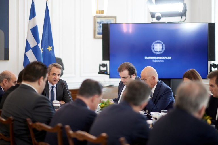 Ανασχηματισμό μετά τις γιορτές βλέπουν στην κυβέρνηση