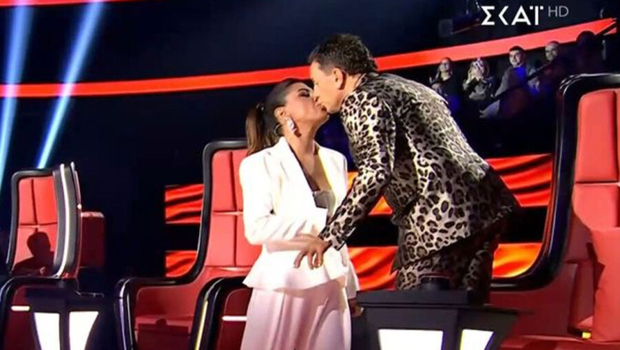 The Voice: Το αναπάντεχο φιλί Παπαρίζου – Μαζωνάκη και το καυστικό σχόλιο του Μάστορα: «Ήθελαν να φασωθούνε»