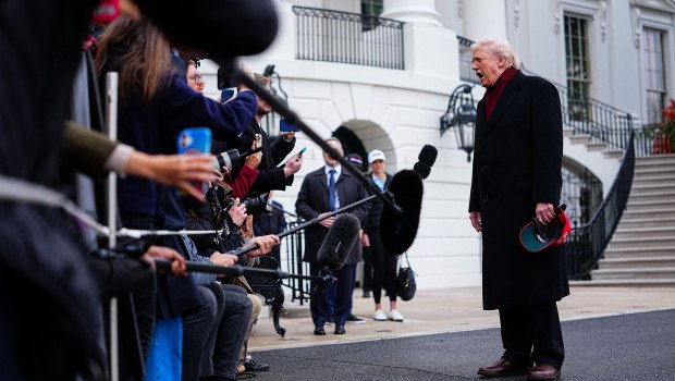 Ο Τραμπ παίζει με τις λέξεις: Λέει ότι η πρότασή του για την Ουκρανία «δεν είναι» η οριστική
