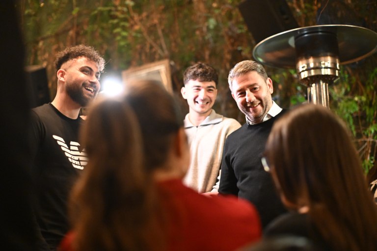 Ο Νίκος Ανδρουλάκης με νέους στην Πάτρα