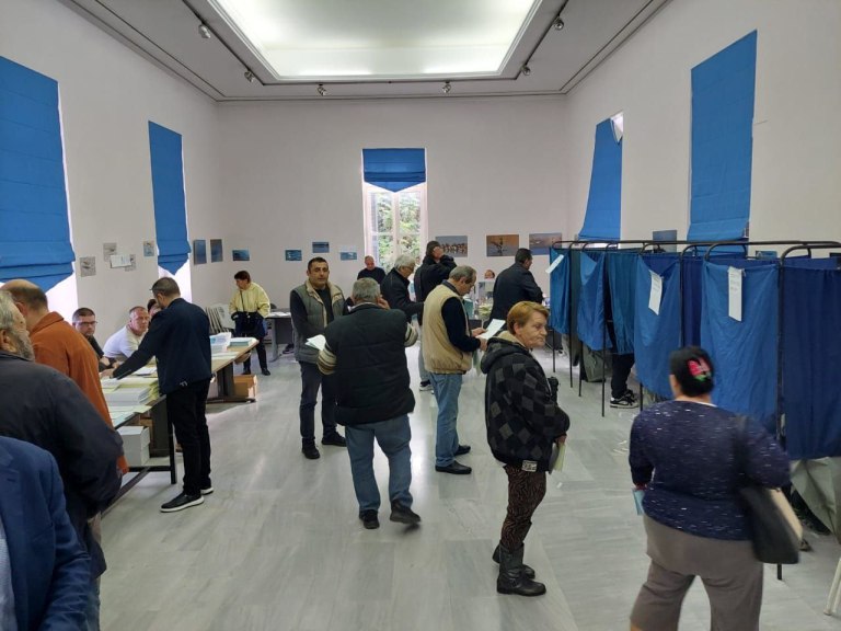 Ομαλά διεξάγονται οι εσωκομματικές εκλογές στη ΝΔ – Μέχρι τις 7 το απόγευμα θα είναι ανοιχτές οι κάλπες