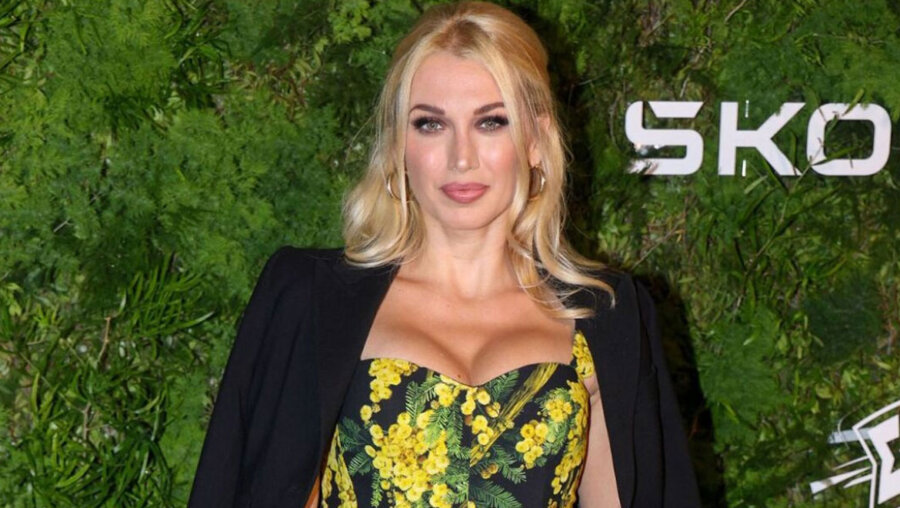 Κωνσταντίνα Σπυροπούλου: Το μαγευτικό χριστουγεννιάτικο δέντρο στο σαλόνι της